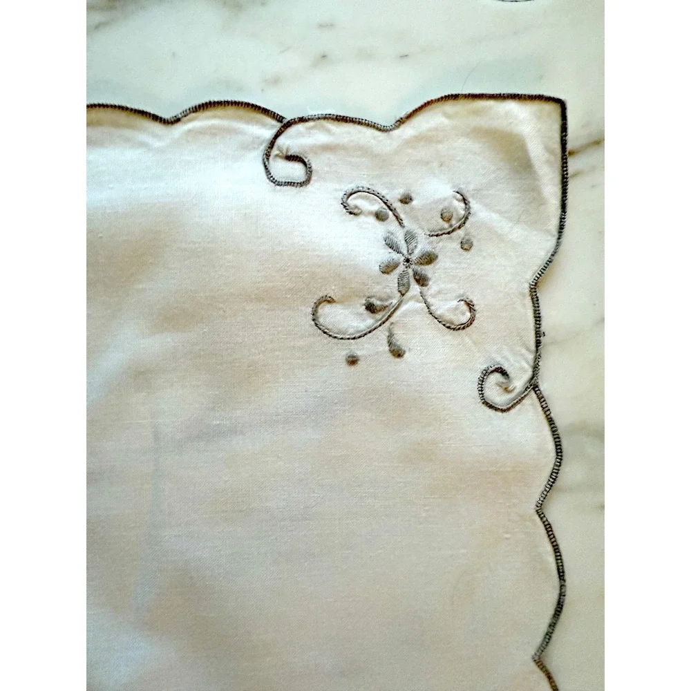 Set of 5 Vintage Ivory Embroidered Scalloped Cloth Dinner Napkins